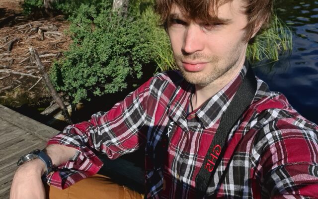 Tuomas, ratkaisukeskeinen lyhytterapeutti, istuu laiturilla järven rannalla metsämaisemassa.